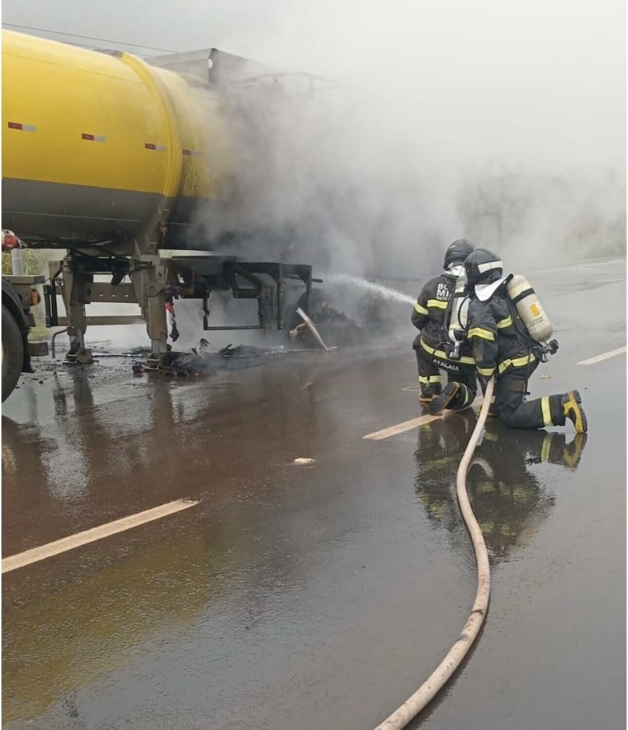 Imagem de compartilhamento para o artigo Carreta bitrem carregada com óleo diesel pega fogo em pedágio no sentido Baús e mobiliza Bombeiros da MS Todo dia
